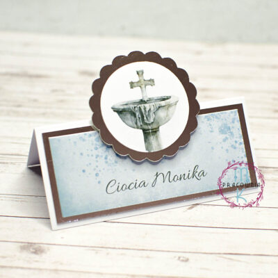 winietka na stół z wystającym elementem z grafiką chrzcielnicy