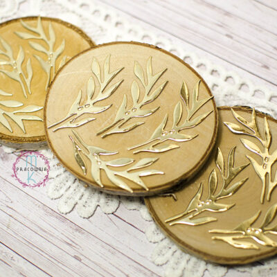 liście wycięte z lustrzanego papieru