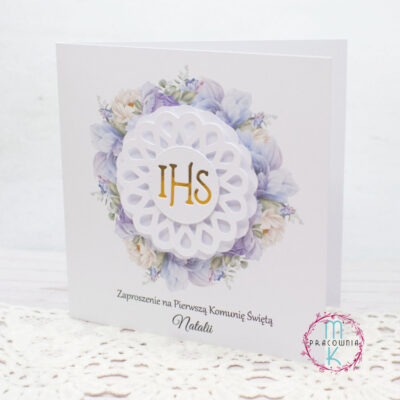 zaproszenie na komunie świętą, w centralnym środku zaproszenia jest wianek kwiatów a w jego środku element ze złotym IHS, pod spodem znajduje się treść: Zaproszenie na komunię świętą imię dziecka