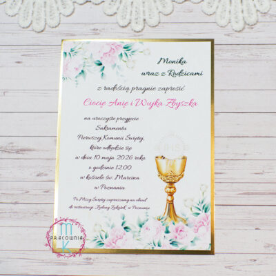 zaproszenie jednokartkowe z prawej dolnej części jest rysunek kielicha z hostią,