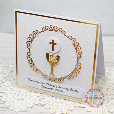 zaproszenie złoto białe zaproszenia na komunię świętą. W centralnej części jest kielich z hostią