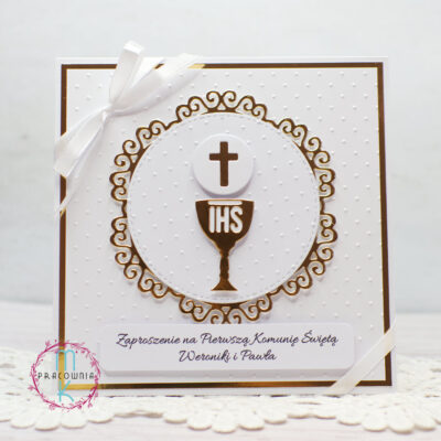 zaproszenie złoto białe zaproszenia na komunię świętą. W centralnej części jest kielich z hostią a całość przewiązana jest białą wstążką