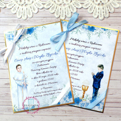 zaproszenia jednokartkowe niebieskie ze wstążką i chłopcem komunijnym