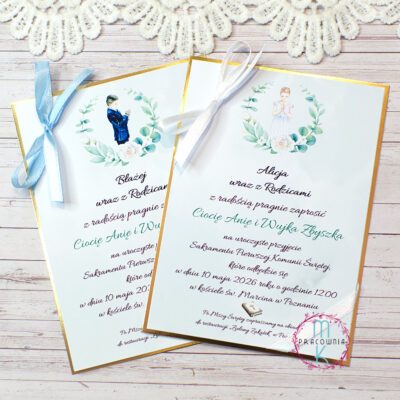 zaproszenia jednokartkowe z postacią komunijną chłopca albo dziewczynki do wyboru, z białą bądź niebieską wstążką