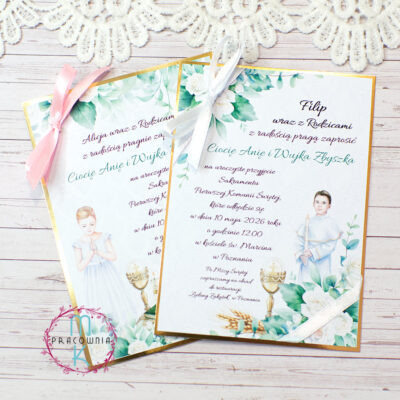 zaproszenia jednokartkowe z postacią komunijną chłopca albo dziewczynki do wyboru, z różową bądź białą wstążką