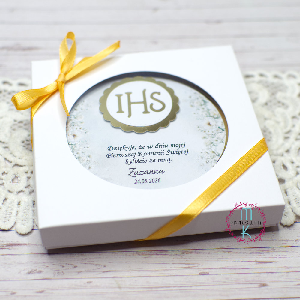 _DSC7648_www magnes kremowy w pudełku z okienkiem przewiązanym wstążką jako podziękowanie dla gości na komunie