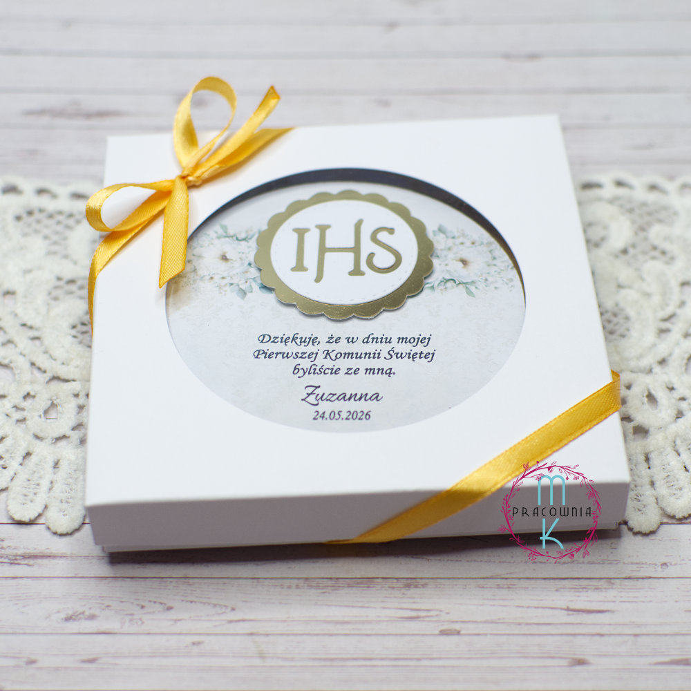 _DSC7650_www magnes kremowy w pudełku z okienkiem przewiązanym wstążką jako podziękowanie dla gości na komunie