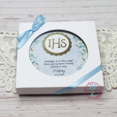 magnes niebieski w pudełku z okienkiem przewiązanym wstążką jako podziękowanie dla gości na komunie