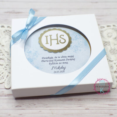 magnes niebieski w pudełku z okienkiem przewiązanym wstążką jako podziękowanie dla gości na komunie