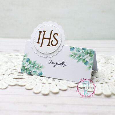winietki na stół z elementem wystającym IHS. Winietki w górnym prawym rogu mają liście z drobnymi kwiatkami i to samo z dolnej lewej części winietki