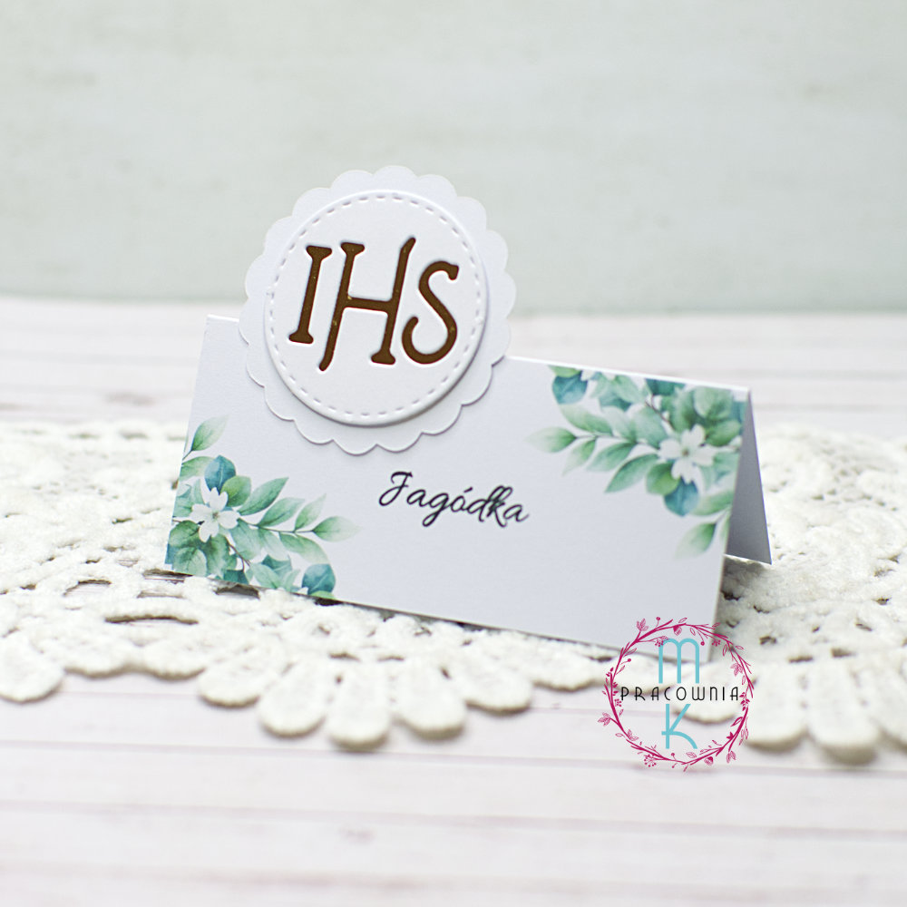 _DSC7665_www winietki na stół z elementem wystającym IHS. Winietki w górnym prawym rogu mają liście z drobnymi kwiatkami i to samo z dolnej lewej części winietki
