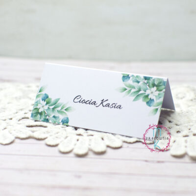 winietki z motywem liści i drobnych białych kwiatków w rogu prawym górnym i lewym dolnym