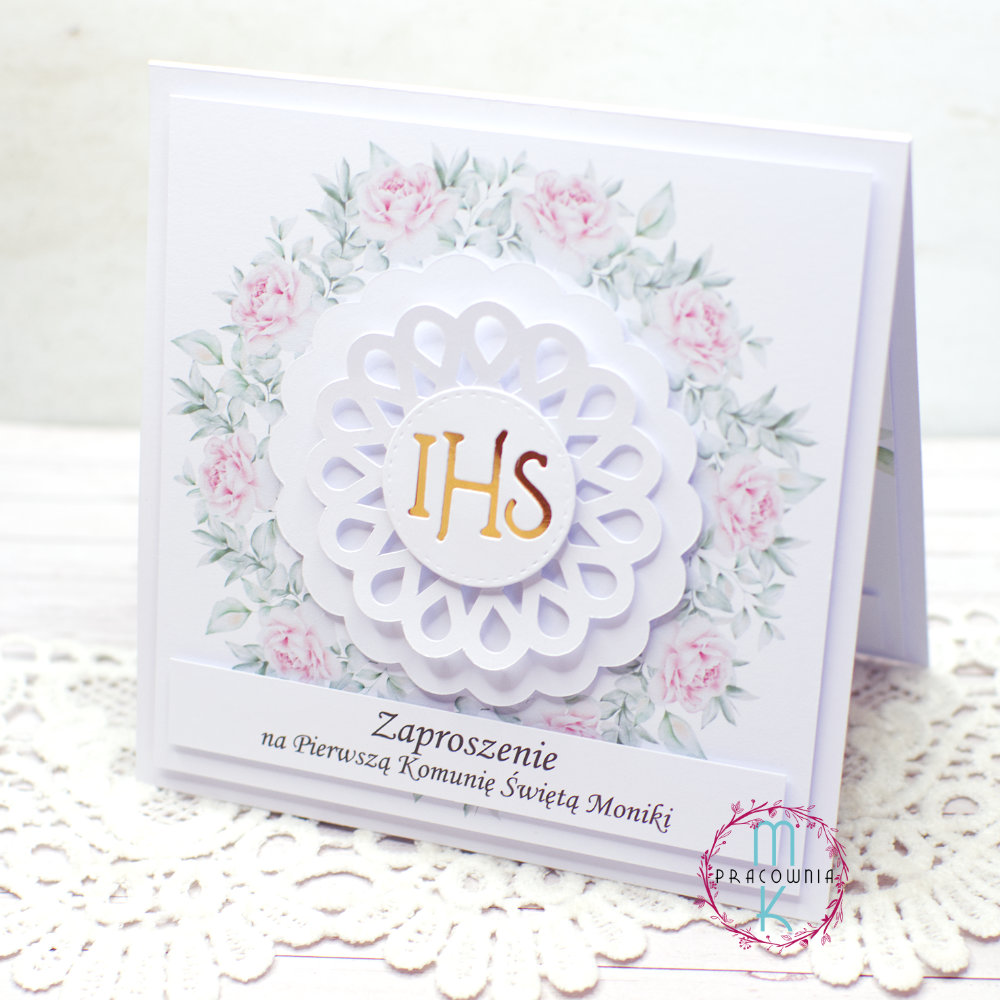 _DSC7674_www W centralnej części zaproszenia jest wianek z różowych kwiatów a wewnątrz niego jest złoty napis IHS.